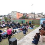 Na Casa de Cultura de Cidade Ademar (@ccm.cidadeademar), o encontro reuniu crianças e educadoras da EMEI Alexandre Correia, EMEI Cruz e Souza, EMEF Marina Vieira, EMEF Cacilda Becker e EMEF Sete Praias. Teve conversa, dança, música, poesia e muita alegria pra espantar o frio!