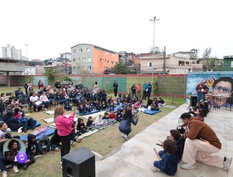 Na Casa de Cultura de Cidade Ademar (@ccm.cidadeademar), o encontro reuniu crianças e educadoras da EMEI Alexandre Correia, EMEI Cruz e Souza, EMEF Marina Vieira, EMEF Cacilda Becker e EMEF Sete Praias. Teve conversa, dança, música, poesia e muita alegria pra espantar o frio!