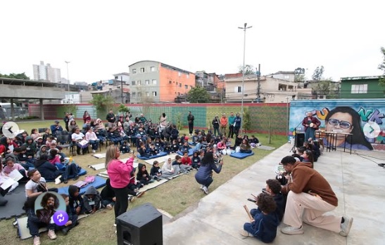 Na Casa de Cultura de Cidade Ademar (@ccm.cidadeademar), o encontro reuniu crianças e educadoras da EMEI Alexandre Correia, EMEI Cruz e Souza, EMEF Marina Vieira, EMEF Cacilda Becker e EMEF Sete Praias. Teve conversa, dança, música, poesia e muita alegria pra espantar o frio!